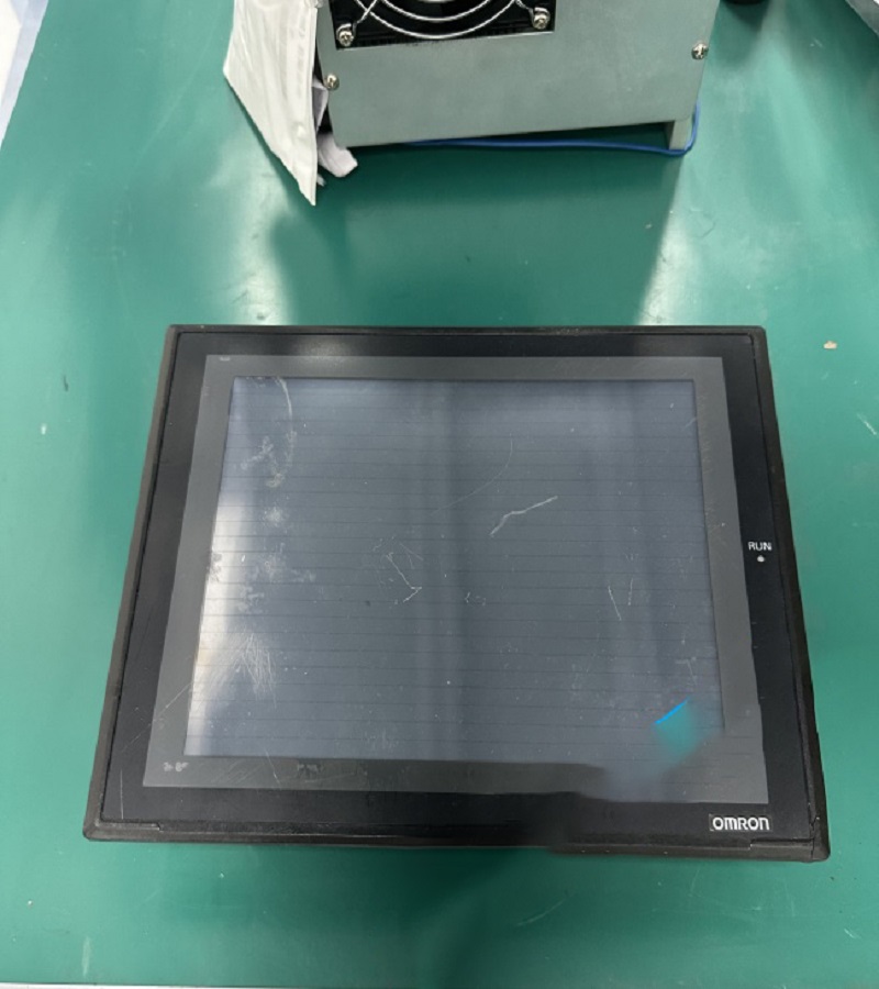 欧姆龙触摸屏‌NS5-SQ10B-V2无法开机无显示 无法进入到正常的使用界面 图像上有杂乱的条纹 通电几分钟后屏幕变成蓝屏 触摸失灵 故障维修 快修